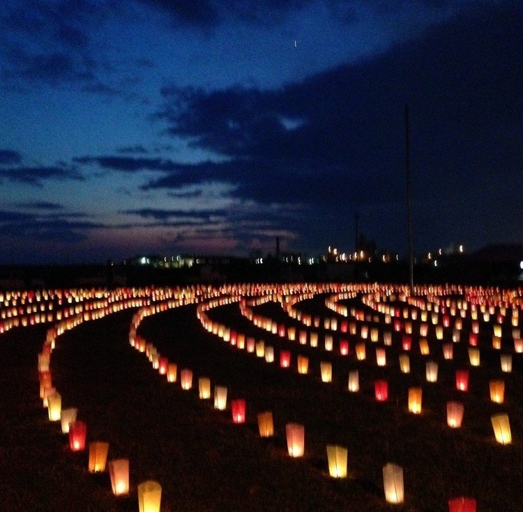 【'11-'15】『１０００日追悼の灯り』2013/12/5撮影

震災から１０００日の日に「がんばろう！石巻」看板の所に追悼の灯りが灯され、祈りが捧げられた。