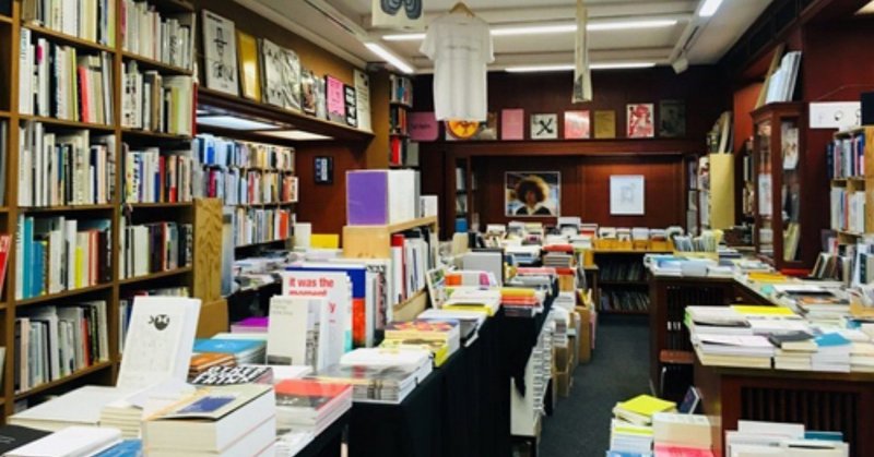 ベルリンの世界中のアート関係の本を取り扱う本屋さんにzineを取り扱って頂いています Kiki Note