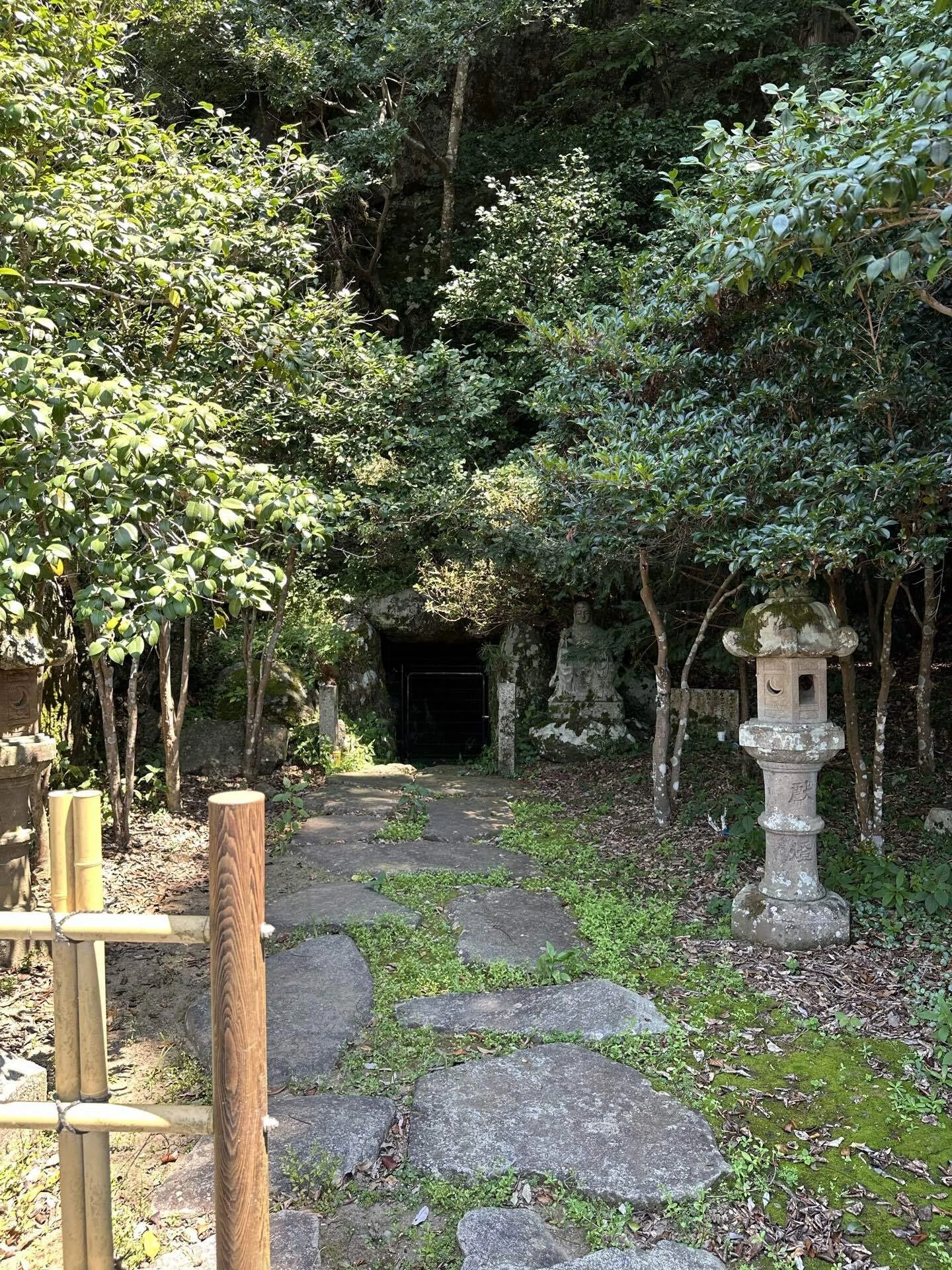 八百比丘尼入定洞《やおびくににゅうじょうどう》 16歳の娘が人魚を