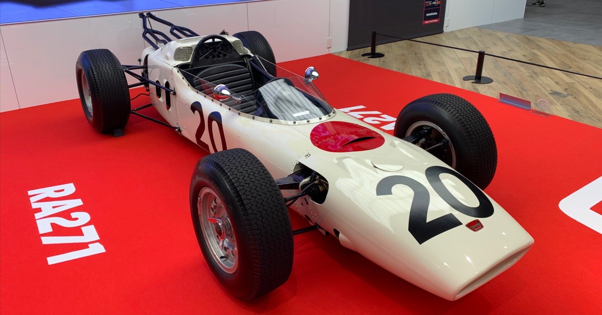 ホンダF1参戦の60周年を記念して展示されている「RA271」を青山一丁目