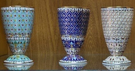 ベンジャロンのグラスでビールを｜谷 俊彦