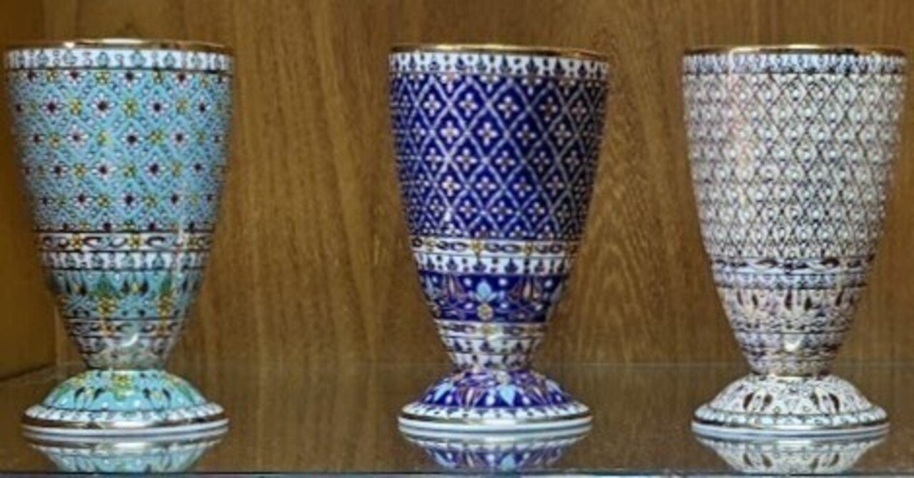 ベンジャロンのグラスでビールを｜谷 俊彦