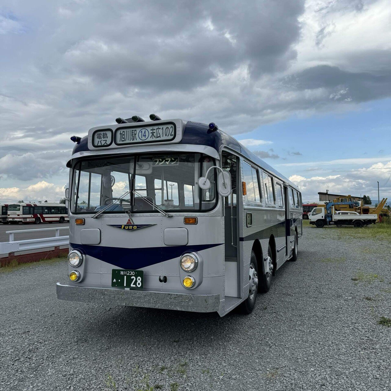 【中古】 札幌・小樽・函館・旭川・富良野 気ままに電車とバスの旅/実業之日本社/実業之日本社 旭川で古い電車と古いバス｜Shigeo Nakajima