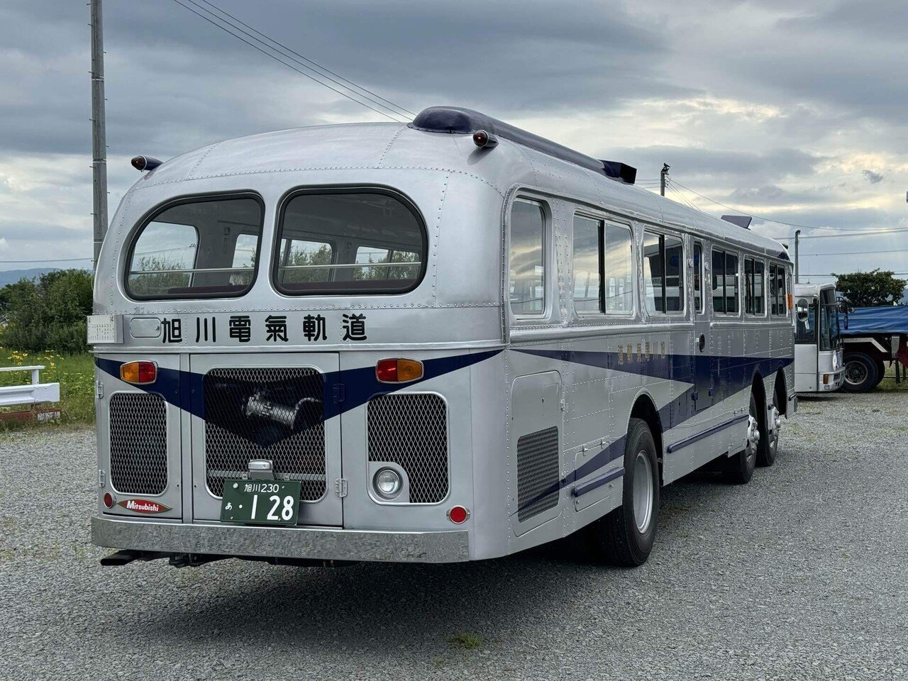 【中古】 札幌・小樽・函館・旭川・富良野 気ままに電車とバスの旅/実業之日本社/実業之日本社 旭川で古い電車と古いバス｜Shigeo Nakajima