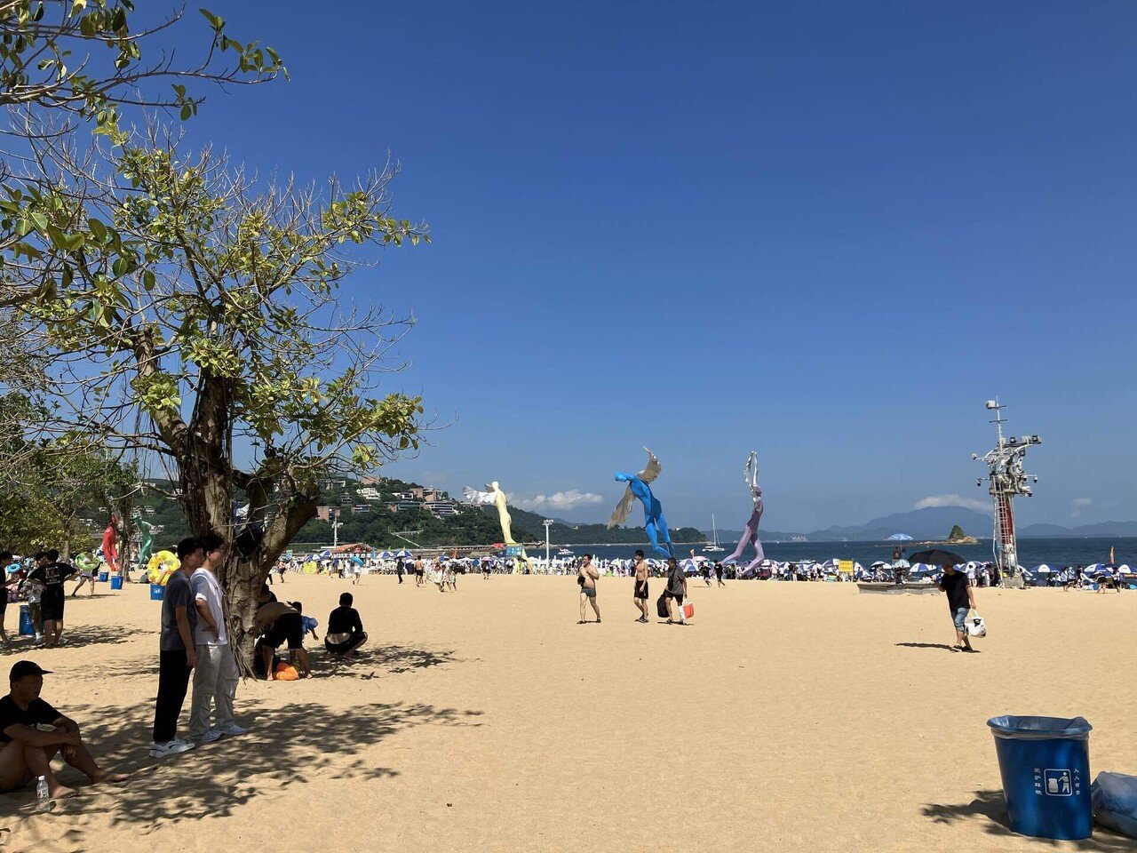 中国の海水浴場 中国の海水浴場🇨🇳】 写真は深圳のリゾートビーチ大梅沙。 深圳の街中から地下鉄で行くことが出来る観光名所です。  この日は猛暑も相まって人人人でした！ 中国に海水浴のイメージはありませんでしたが、ち｜ちるげる＠中国