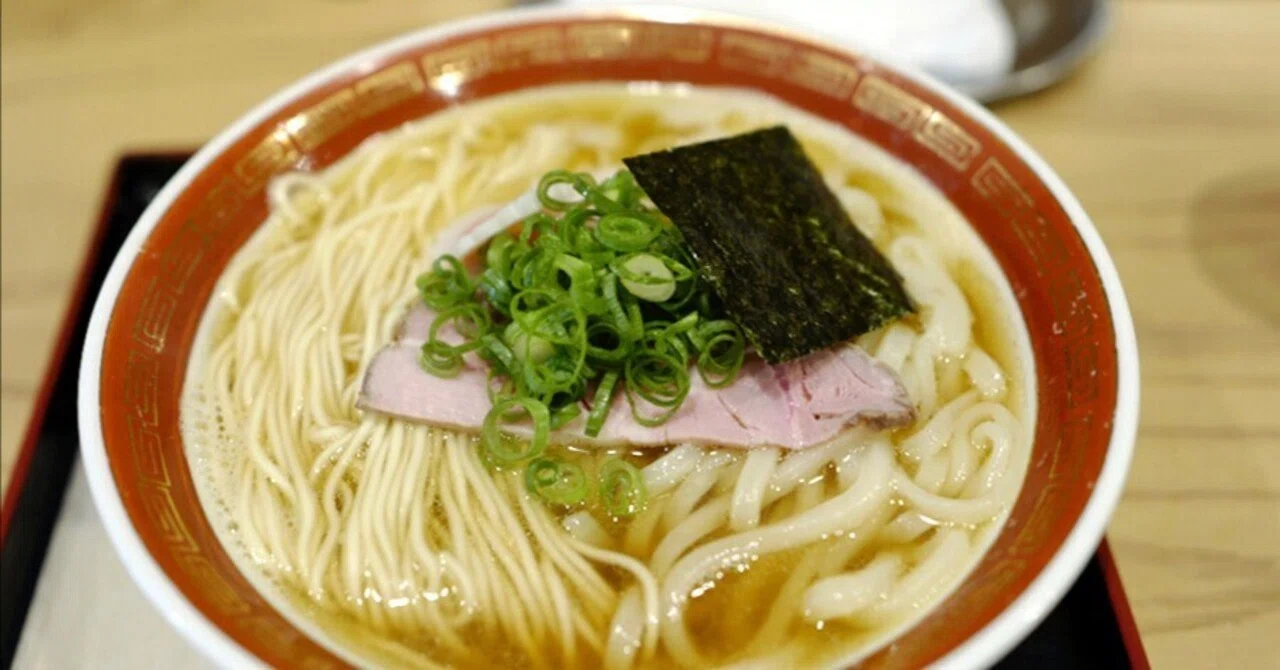 ラーメンのトッピングにうどんというアイディア…、でもちょっと空回り