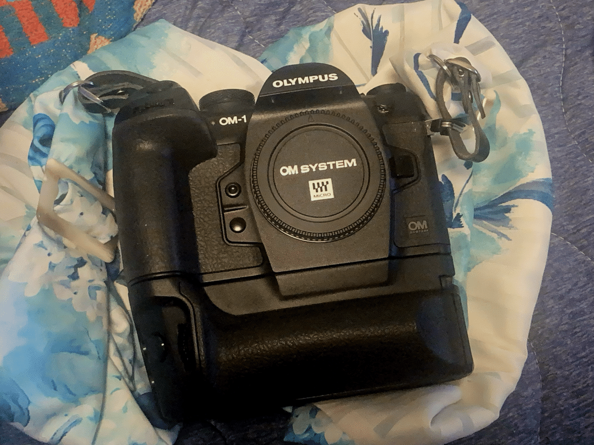OM SYSTEM(オリンパス）OM-1 付属品＋予備バッテリー（社外品） 敷い