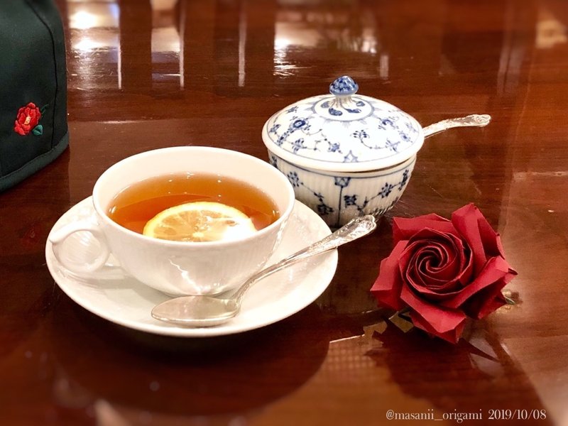 ハイブリッドティーローズ ついに紅茶との共演を果たす アダルトな Dark Red の魔力 まさにぃ Note ハイブリッドティーローズ ついに紅茶との共演を果たす アダルトな Dark Red の魔力 まさにぃ Note