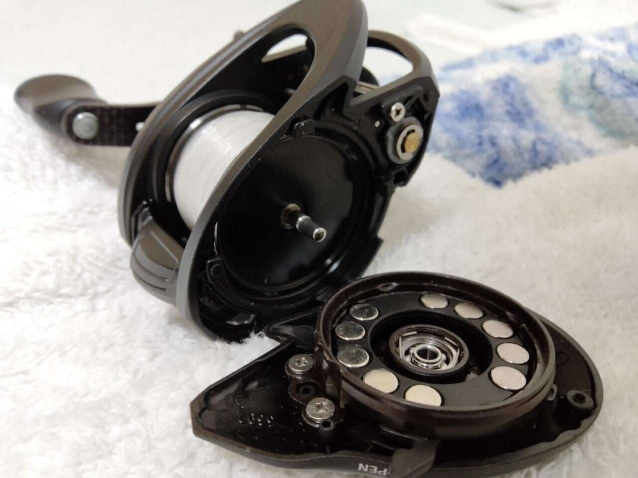 最新のデザイン このロキサーニBC BF7…何か変… ベアリングのカバーねぇぞ リール