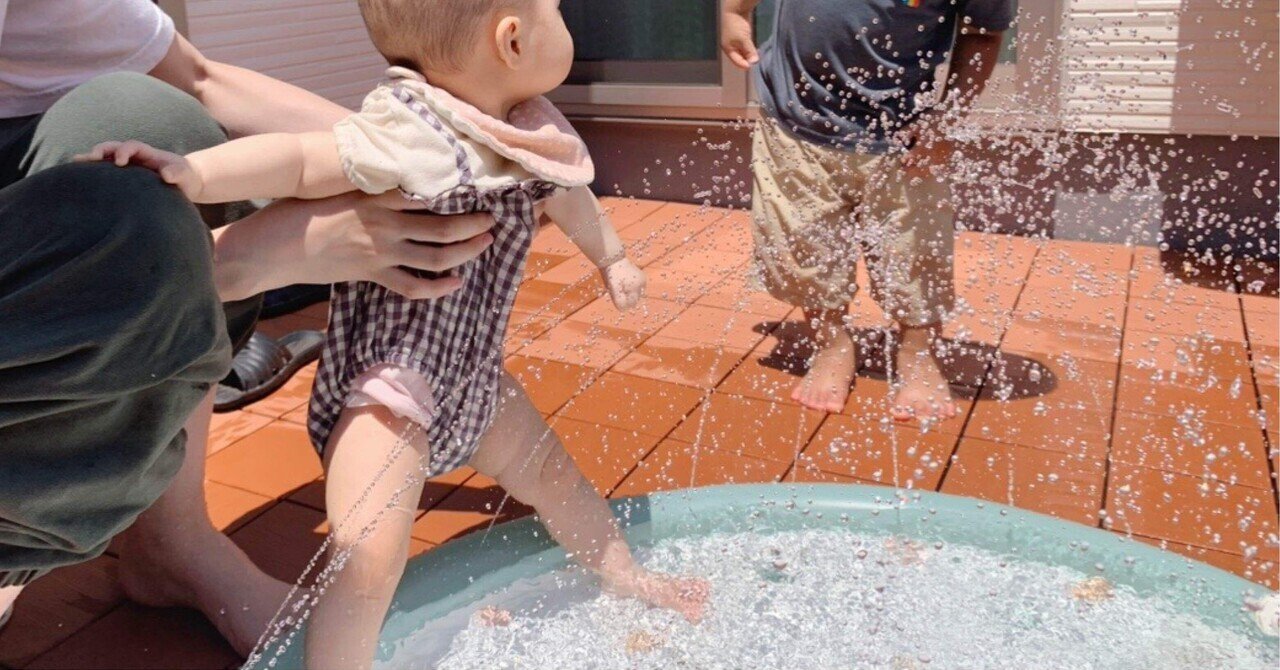 2歳・生後8ヶ月、ほぼ毎日ベランダ水遊び。｜清宮ゆうか｜年子兄妹の