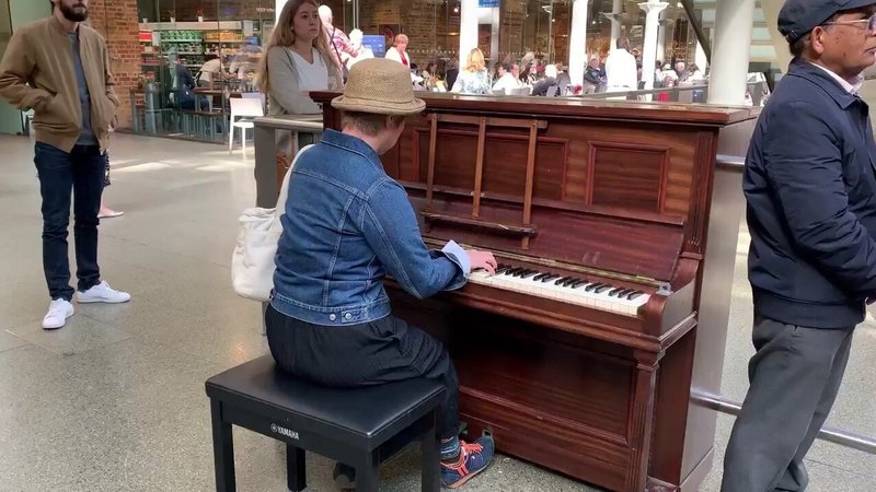 パリの駅に置かれたピアノ たまたま居合わせた2人の演奏者がデュエット曲を弾く