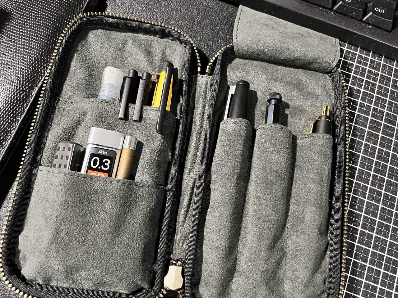 Pre-order] Zip pencil case for those who are particular