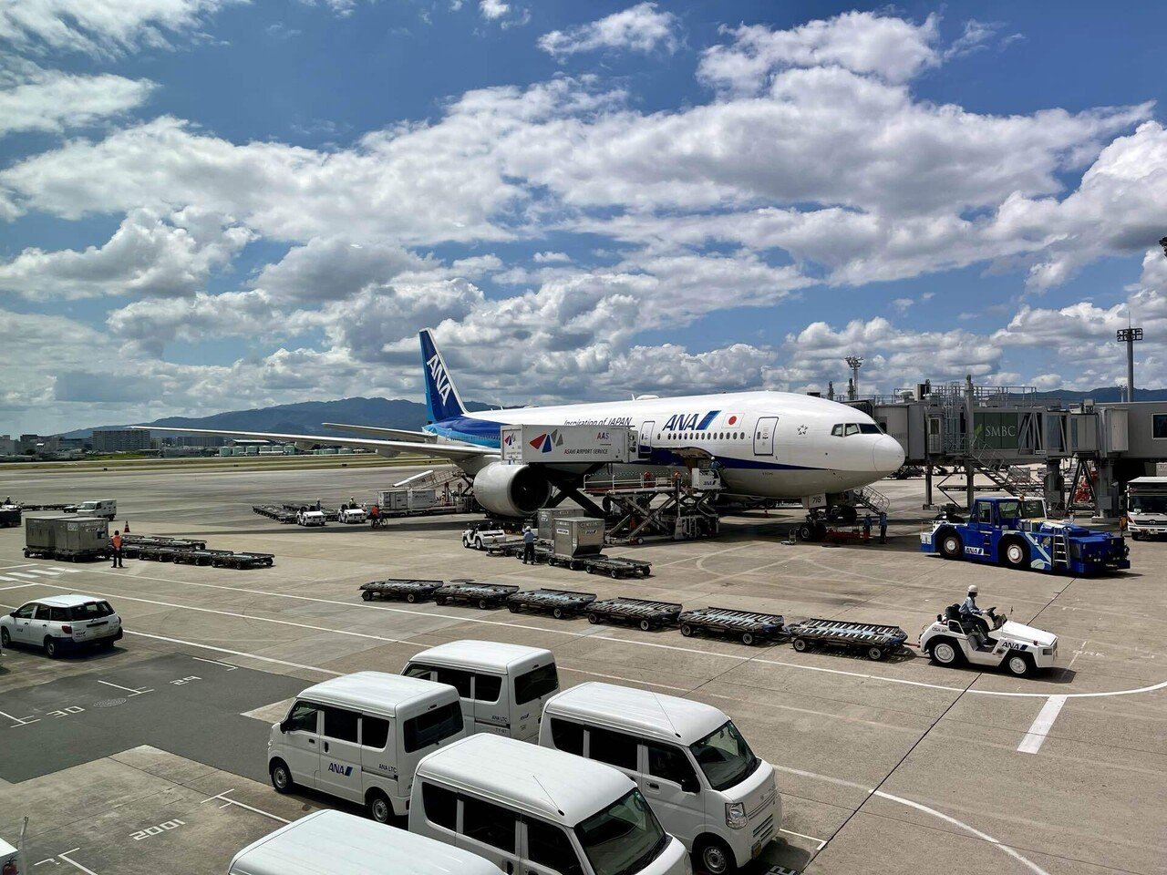 国内での移動は緊張することな気がする無いんやけど飛行機は別格😓年に一往復しか乗らんからやろうけど、根本的に宙に浮いてると言うのが文字通り心が浮つく原因やろな〜🤣離陸する時の爆音とふわっする感じも慣れない｜かぼちゃかべ