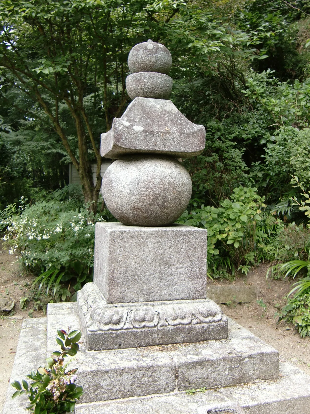 京都府内の石造物㉒：岩船寺五輪塔｜綾