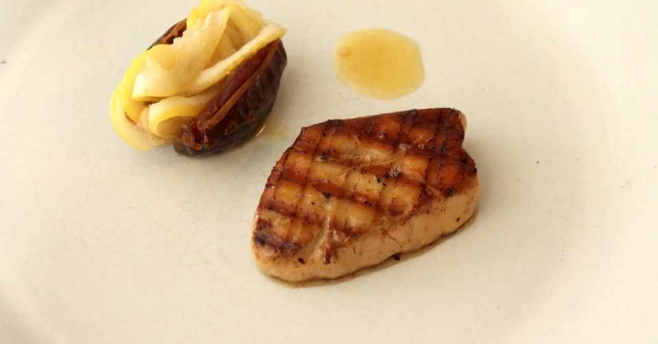 食と生活 グリルしたフォアグラとレモンのコンフィを挟んだデーツ 樋口直哉 Travelingfoodlab Note