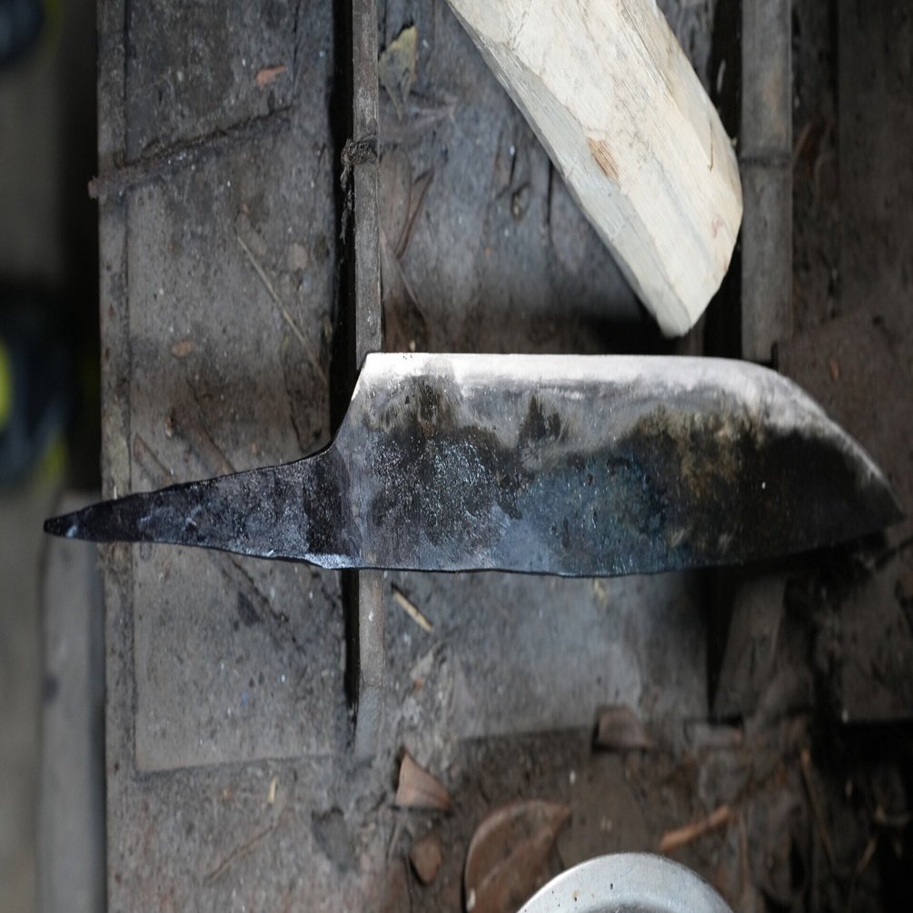 魂を宿す包丁”ジープの板ばねから生まれた島包丁にカニマン鍛治工房で