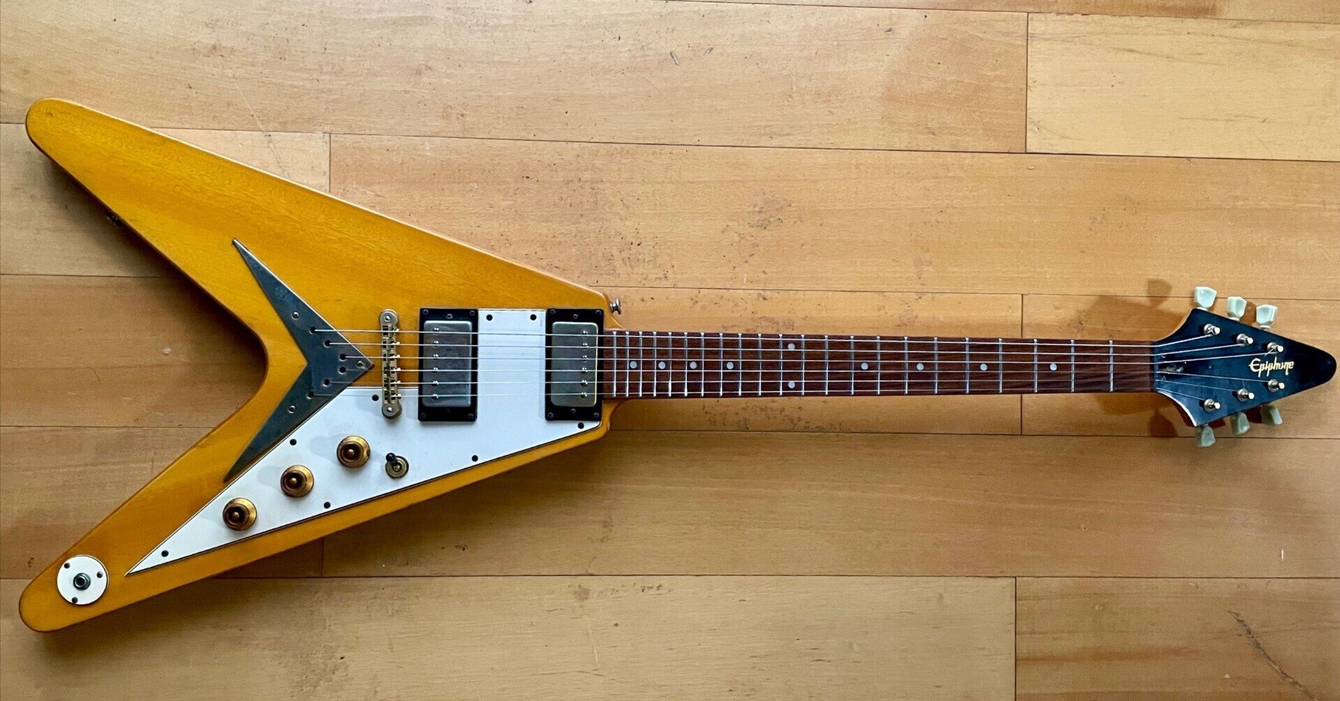 ギター】わたしのギター見てください!(フライングV編)|ナ〆ナナメ ギター】わたしのギター見てください!(フライングV編)|ナ〆ナナメ