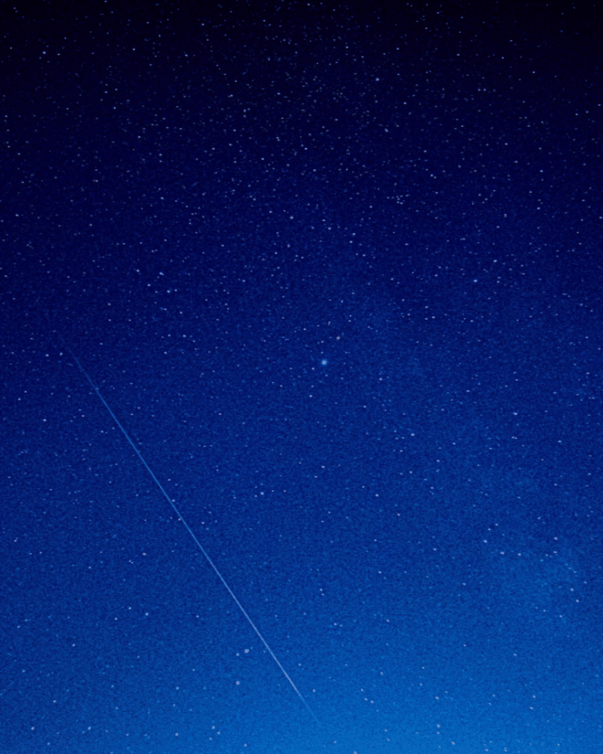 青い流星 2025年ペルセウス座流星群の見頃は8月13日！方角や放射点など観測の