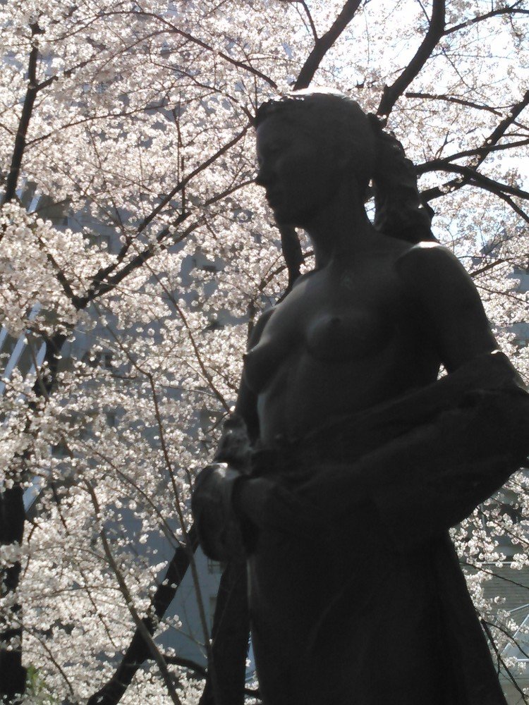 彫刻は、笹戸千津子さんの「纏う女」です。川口西公園で見ることができます。