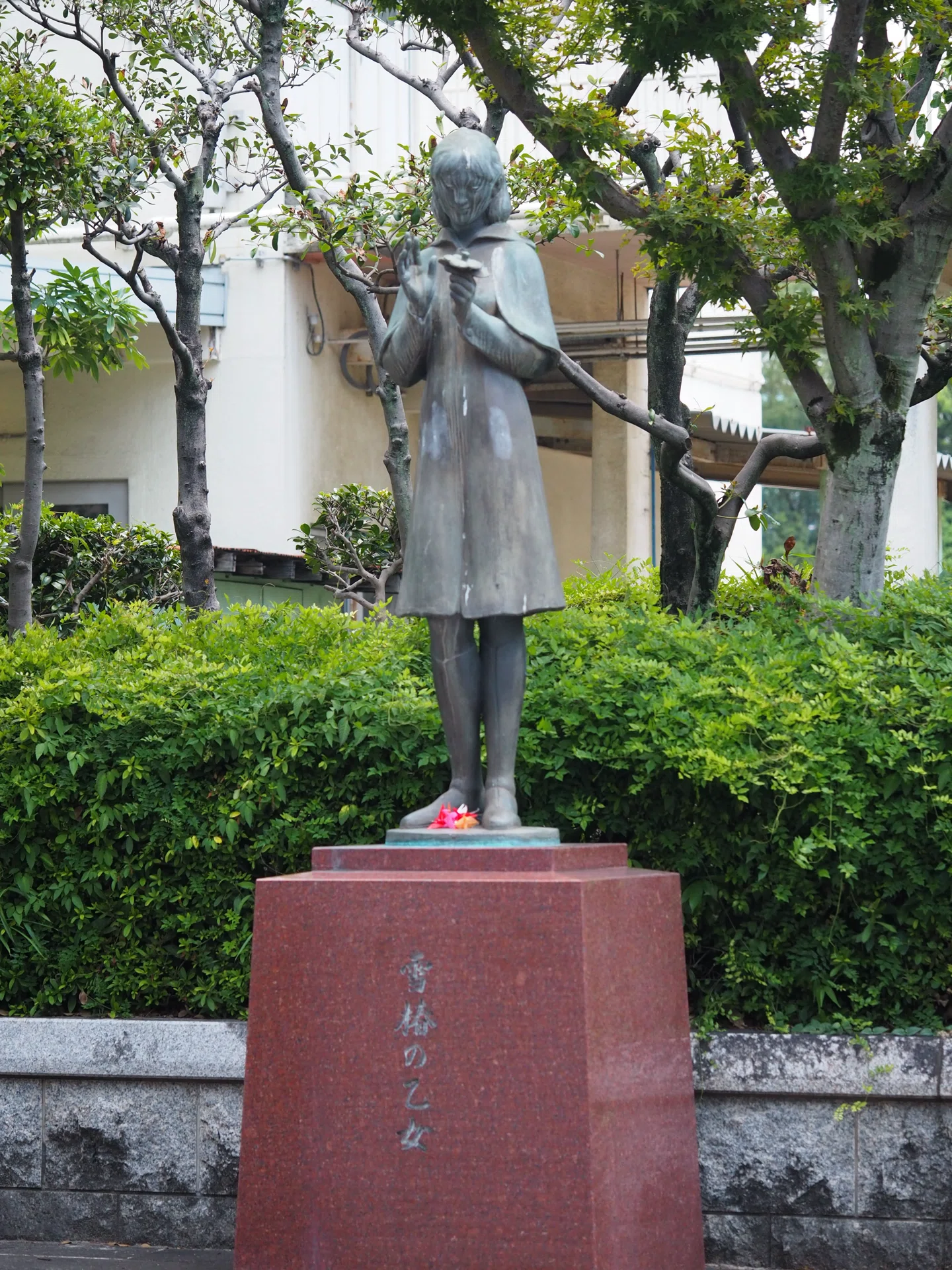 雪椿の乙女像｜佐々木禎子さん｜写真｜星の汀 / ほしのみぎわ
