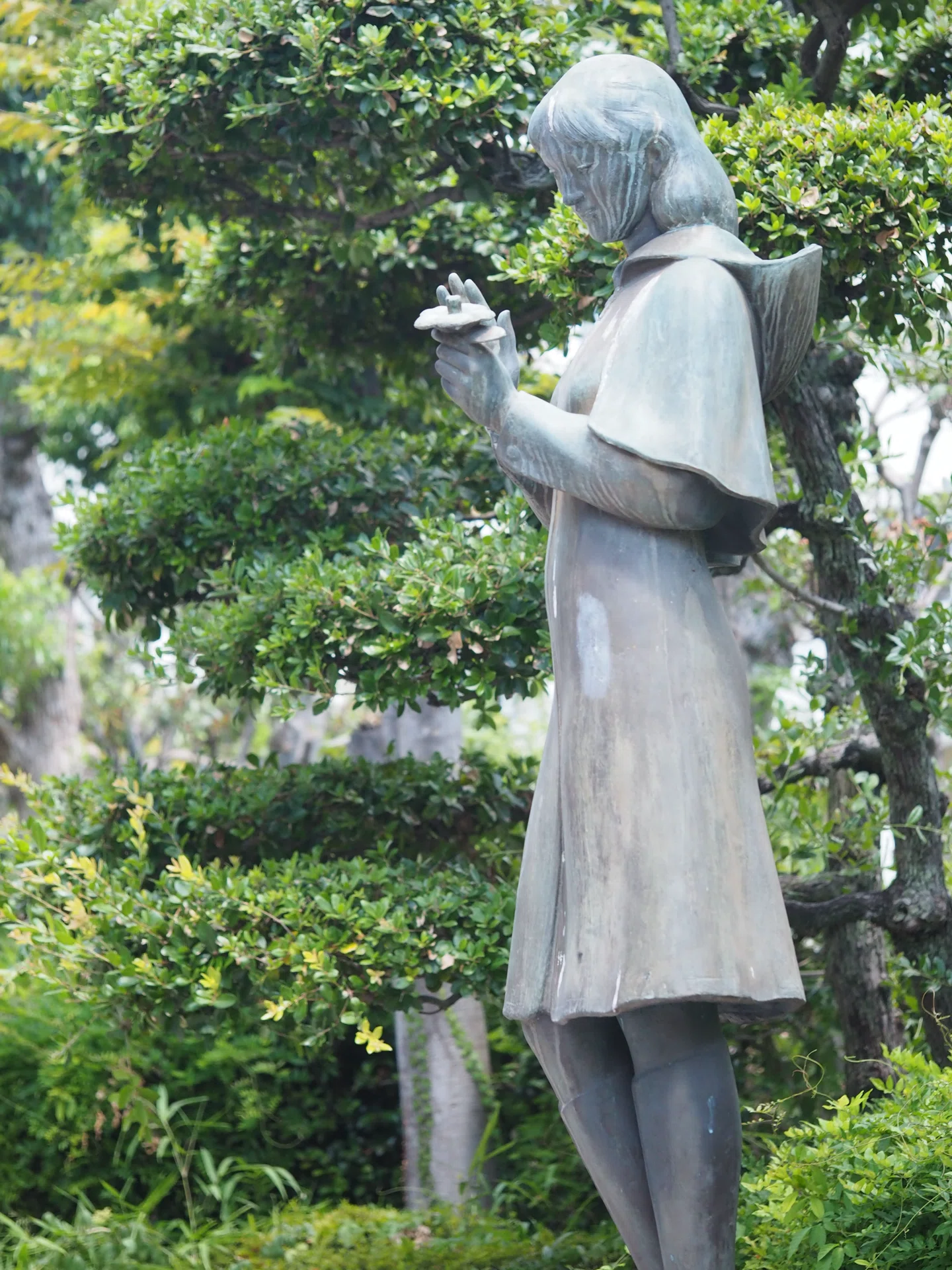 雪椿の乙女像｜佐々木禎子さん｜写真｜星の汀 / ほしのみぎわ