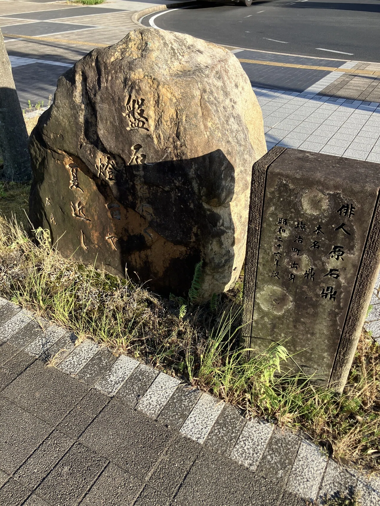 盤石を ぬく燈台や 夏近し (俳人 原石鼎 石碑)|Hiz_Japonesia