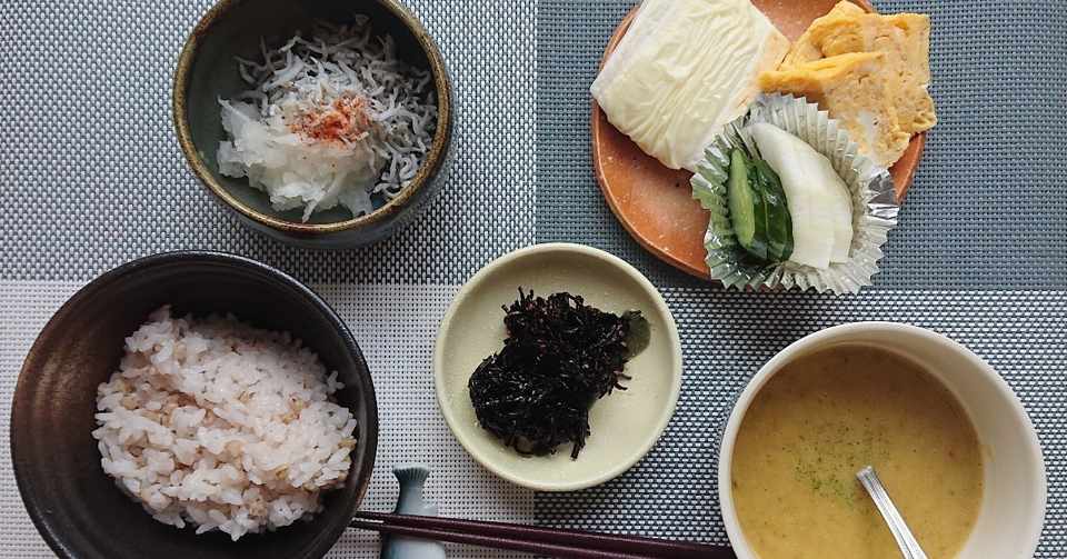 夕ご飯はシラスおろし しそ昆布 ごま昆布の佃煮 はんぺんのチーズ焼き 甘い卵焼き お野菜のぬか漬け もち麦ご飯 お野菜のポタージュ ๑ ๑ モグモグ ウズ Note