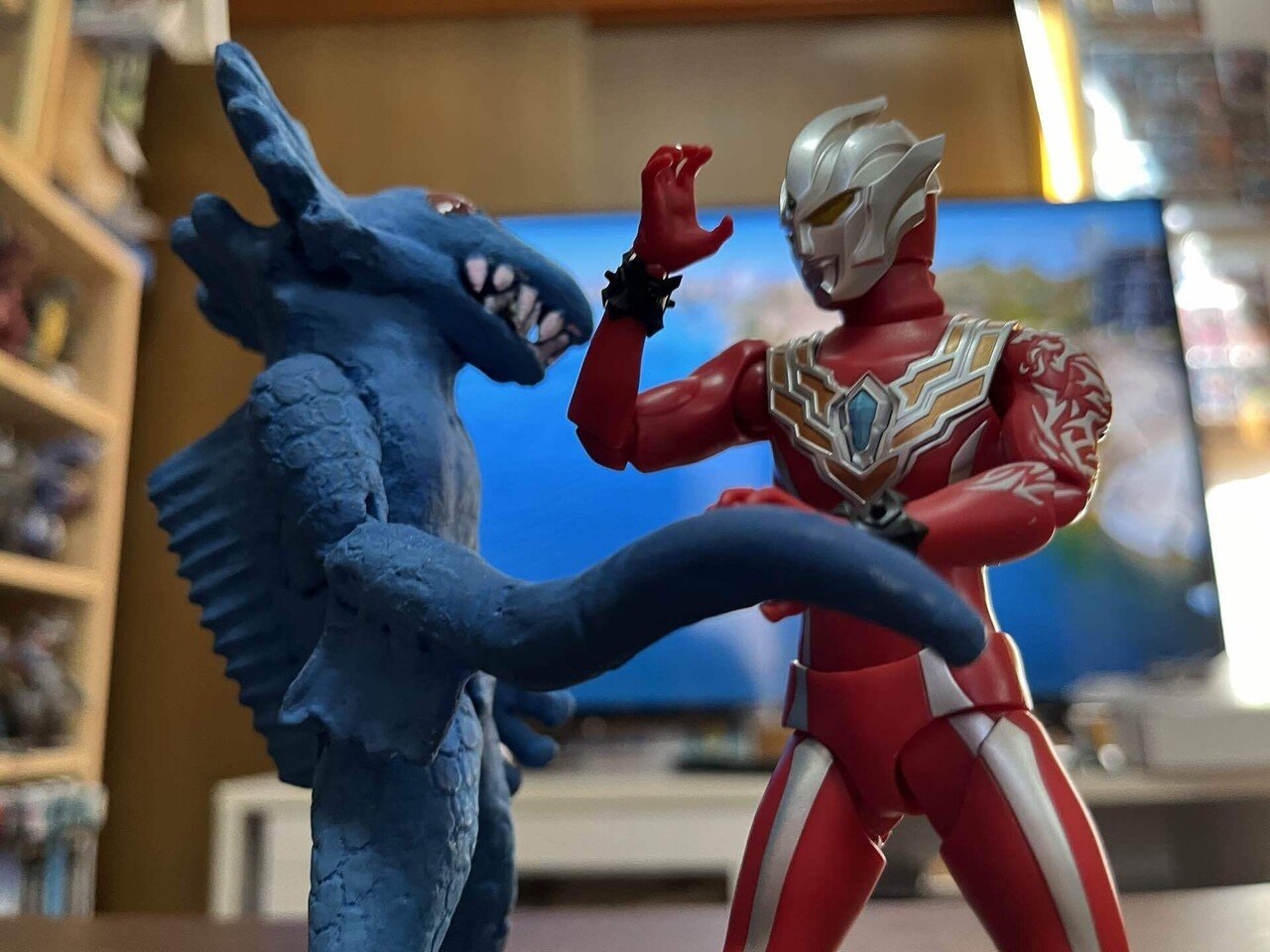 青い怪獣フィギュア 立ちポーズ 全高28cm！セガから「怪獣8号」新作フィギュア 青い閃光×筋肉際立つ