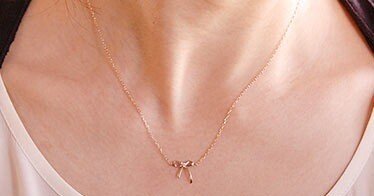 ふっくらとしたリボンがとってもキュートなネックレス K18WG ふっくらとしたリボンがとってもキュートなネックレス K18WG