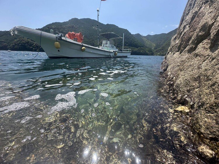 透明に澄んだ海と青く澄んだ空　夏のお気に入りの一枚です　船と魚がそれらを引き立ててくれます