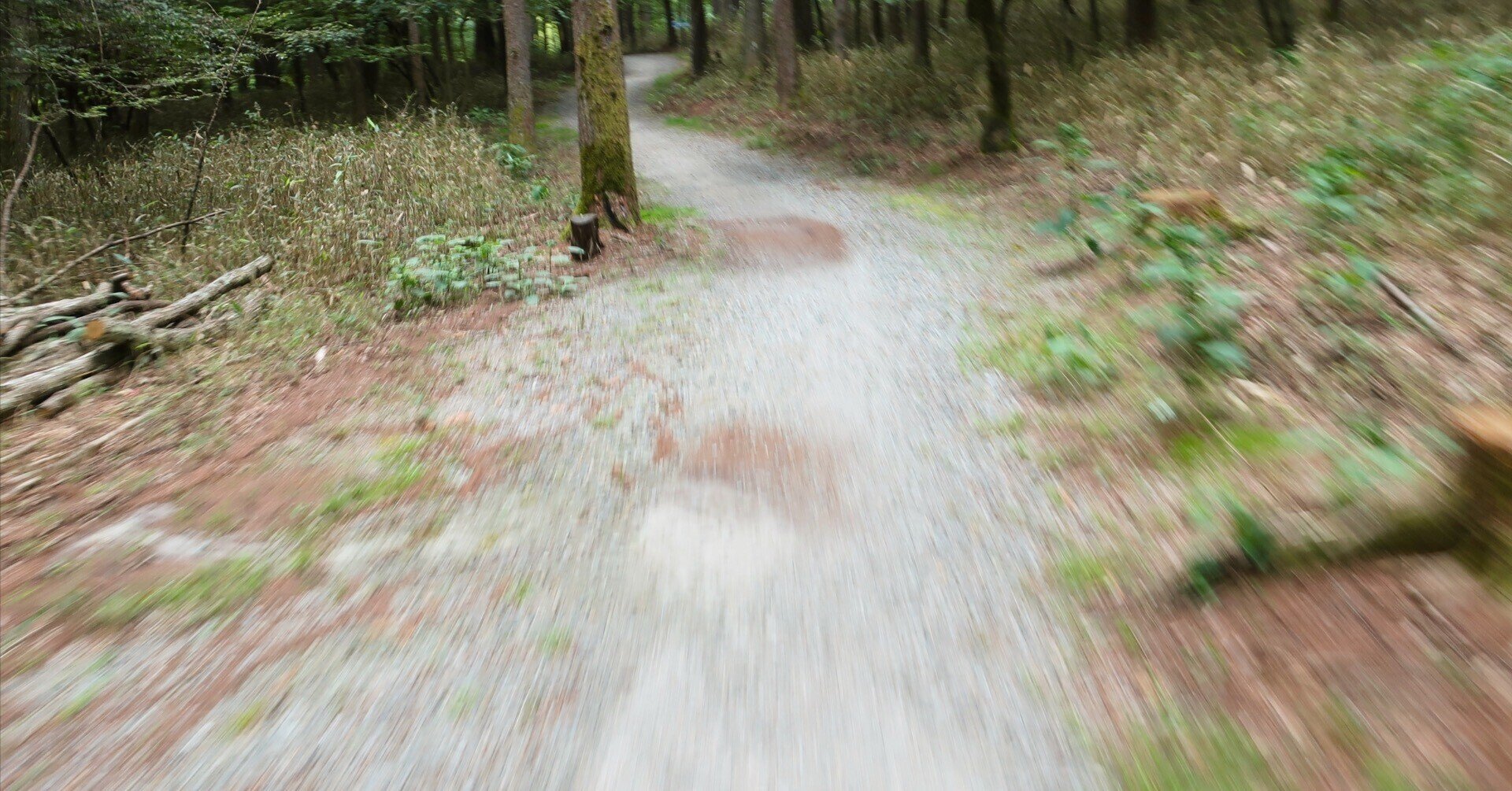 「グラベル」と「MTB」の違いは“ペダルヒット”