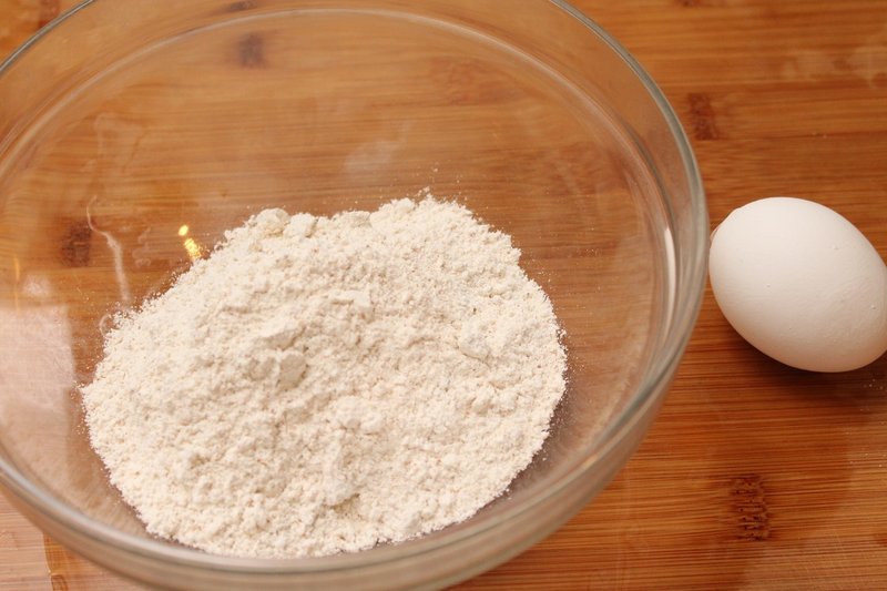 手打ちパスタの基本は中力粉100gに卵1個 樋口直哉 Travelingfoodlab Note