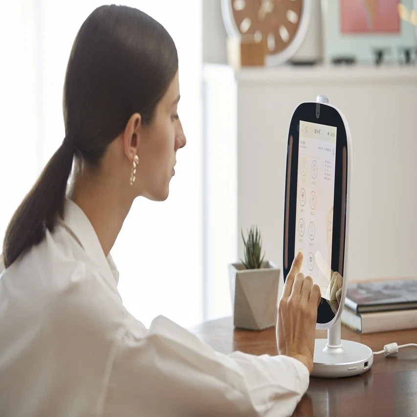 HiMirrorがIoTミラーに進化、顔のプロポーション測定で次世代 
