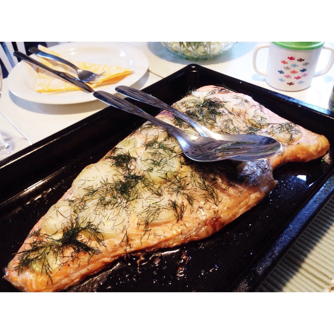 夜ごはんはサーモンでした フィンランド風はがつんと大きなサーモンの開きをオーブンに入れて焼く というもの 玉ねぎの輪切りとディルを乗せます 塩気が効いていて美味しい Minori Note 夜ごはんはサーモンでした フィンランド風はがつんと大きなサーモンの開きをオーブンに入れて焼く というもの 玉ねぎの輪切りとディルを乗せます 塩気が効いていて美味しい Minori Note