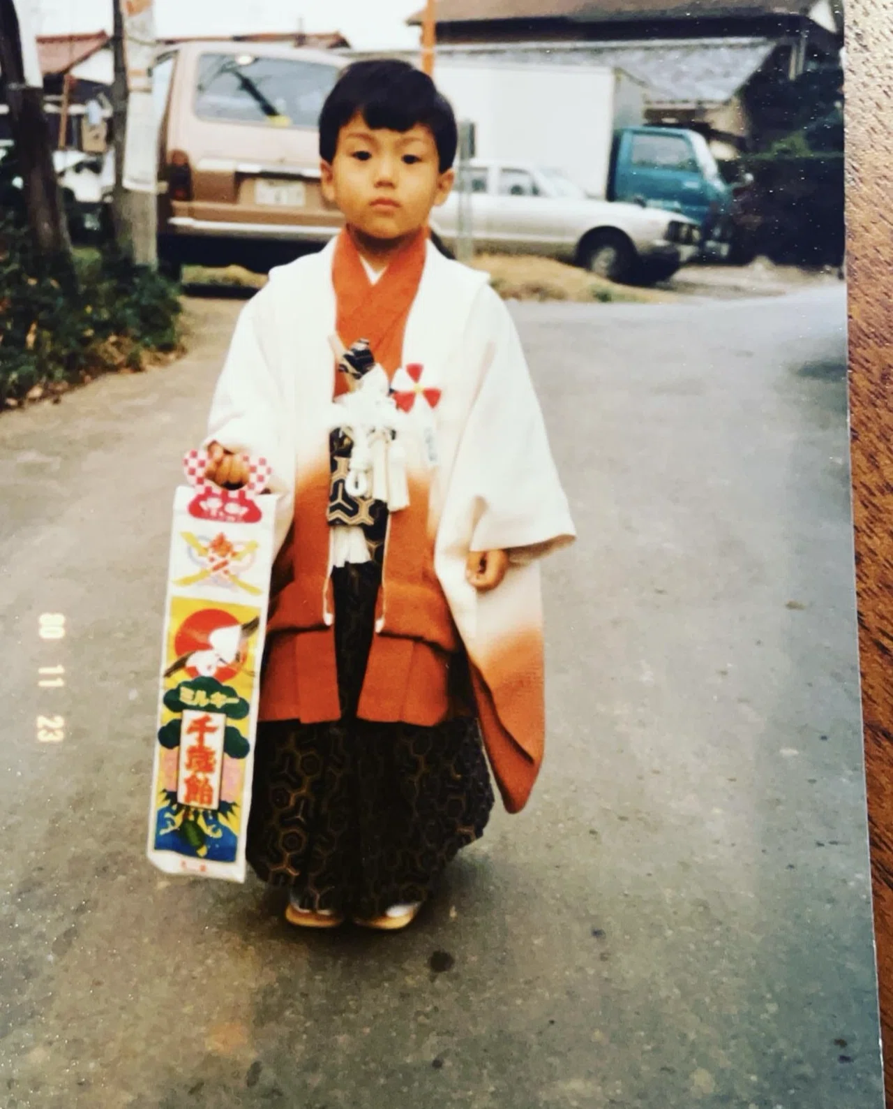 ムロツヨシ 生い立ち
