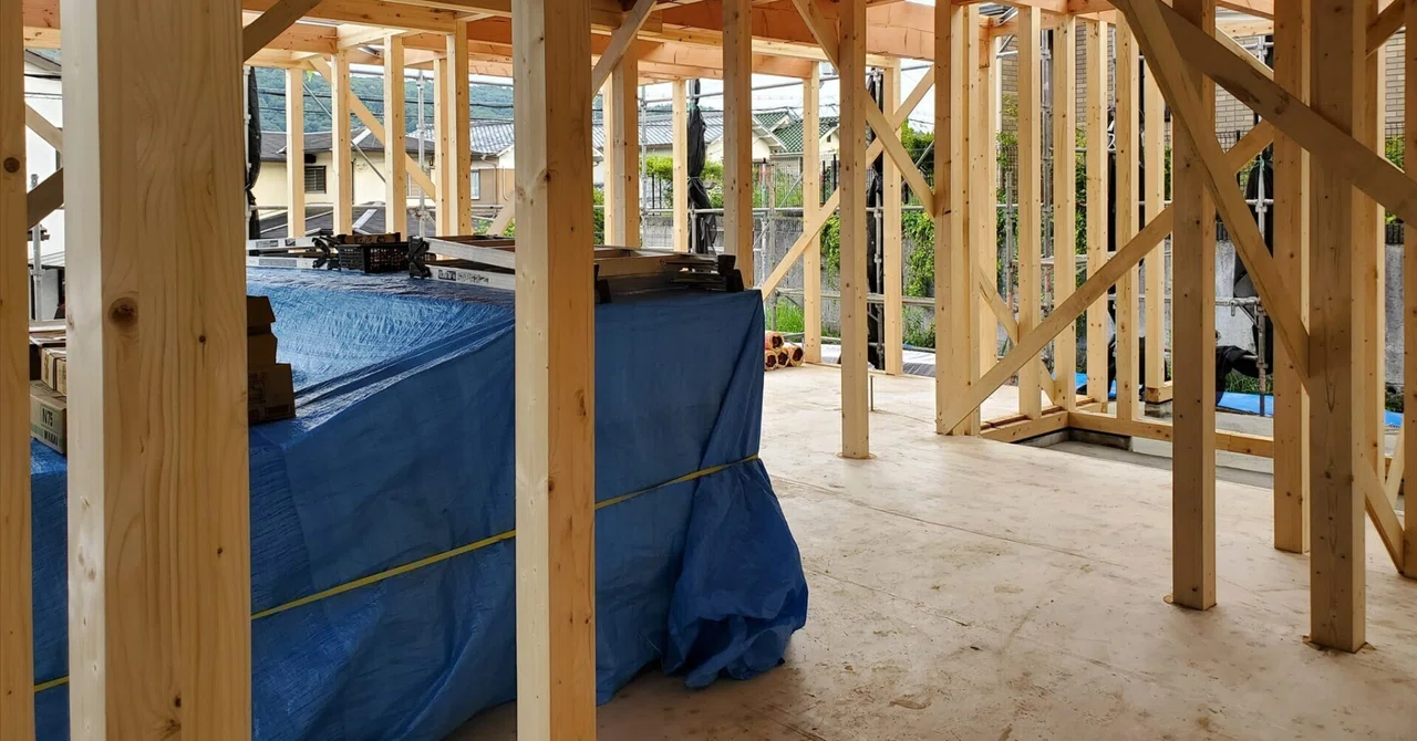 庭付き一戸建ての注文住宅新築工事、骨組みが出現して家のカタチも大凡見える状態に「祝上棟」にて暮らしのカタチを現場で昇華する段階に先ずはめでたい ...