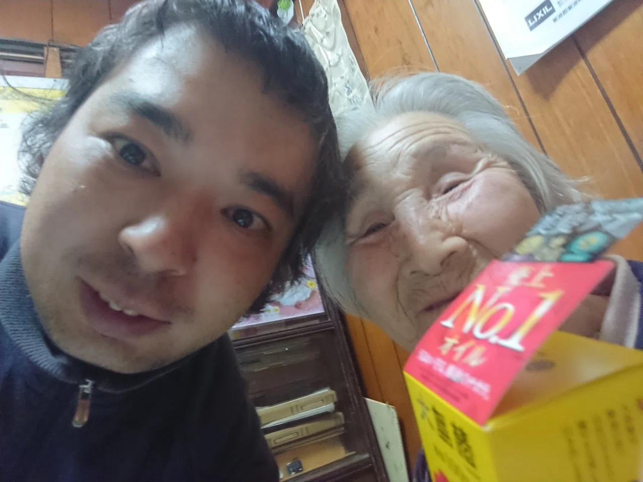今日は おばあちゃんの誕生日でした おばあちゃん お誕生日おめでとう おばあちゃんは 93歳になりました プレゼントは いつもの如く 大島椿の椿油 オシャレなおばあちゃん これからも 長生きし ながさわ かつひろ １１次元 共に生きましょう