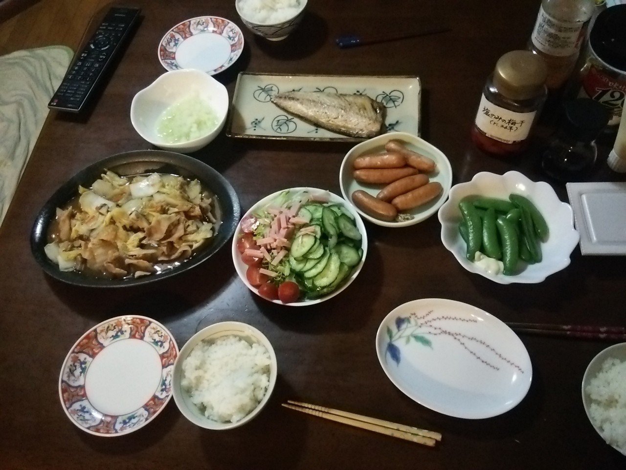 月はどうなってるのかな この辺は曇り空であまりよく分からない ので1人飲んでます 焼き鯖うまー 白菜と豚バラのうま煮うまー プレモルはイマイチ 亭主元気で留守がいい かねきょ 漫画 イラスト Note 月はどうなってるのかな この辺は曇り空であまりよく分からない ので1人飲んでます 焼き鯖うまー 白菜と豚バラのうま煮うまー プレモルはイマイチ 亭主元気で留守がいい かねきょ 漫画 イラスト Note