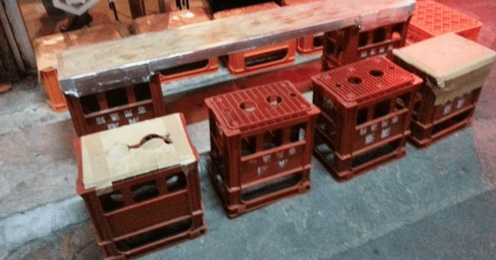 屋台ラーメンの椅子は，瓶ビールケースが至高。｜服と猫。