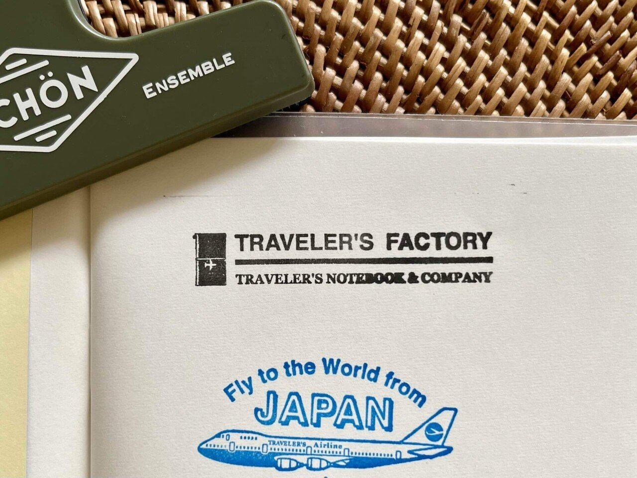 名入りトラベラーズノートを仕立てに空港へ行った夏｜サルぶん。
