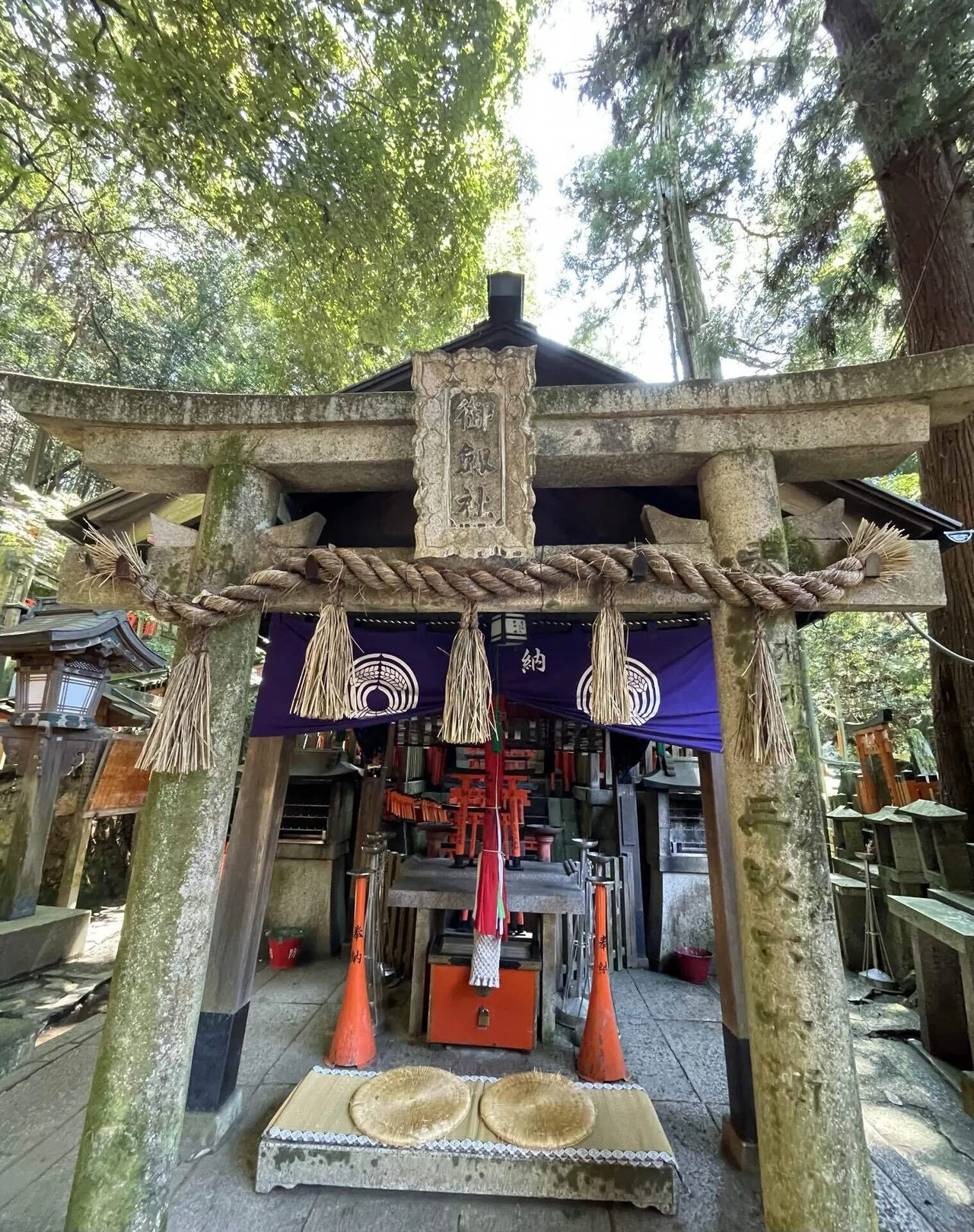 剱石(雷石) メッセージ(前編)】伏見稲荷 長者社 御剱社｜流々(ruru)