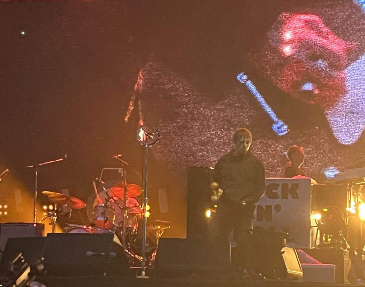 祝 oasis 再結成 リアムが投げたペットボトル - メルカリ