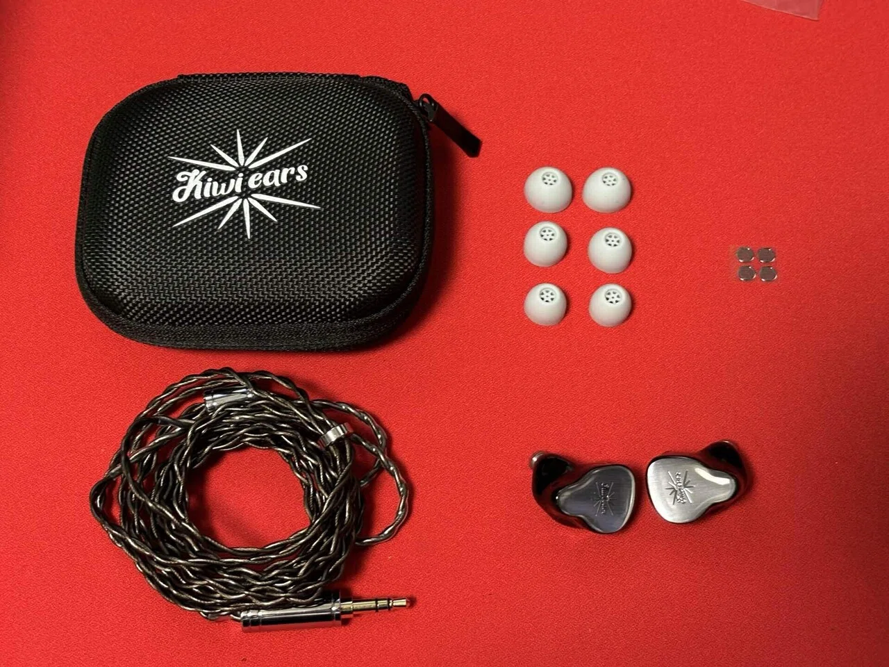 つ*ね様 Kiwi Ears KE4 イヤホン 【ケーブルLicht改良型】コイ Kiwi Ears KE4 レビュー 耳当たりの良い豊かな低音としっとりした