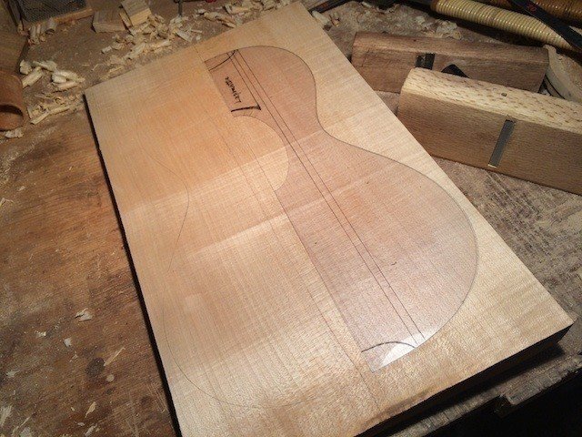 フレームメープルの一枚板で裏板を作ります。このLaprevotteタイプの裏板はバイオリンのような形状をしています。