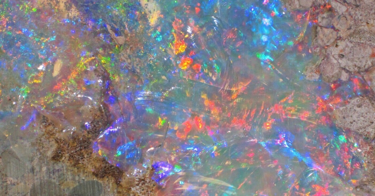 オパール前編 -揺らめく虹にめぐらす空想-」｜ごもも_宝石研磨している人