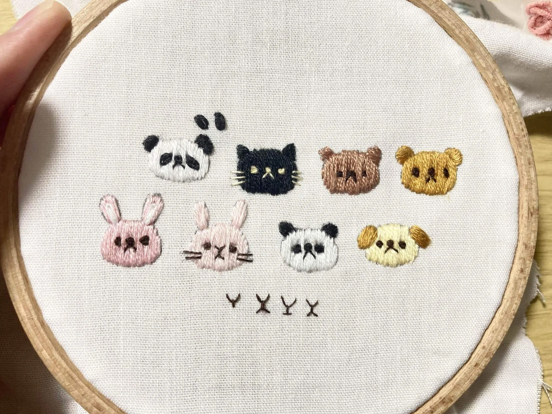 動物刺繍の試し縫いの続きをしました。パンダ🐼とうさぎ🐰は左側の