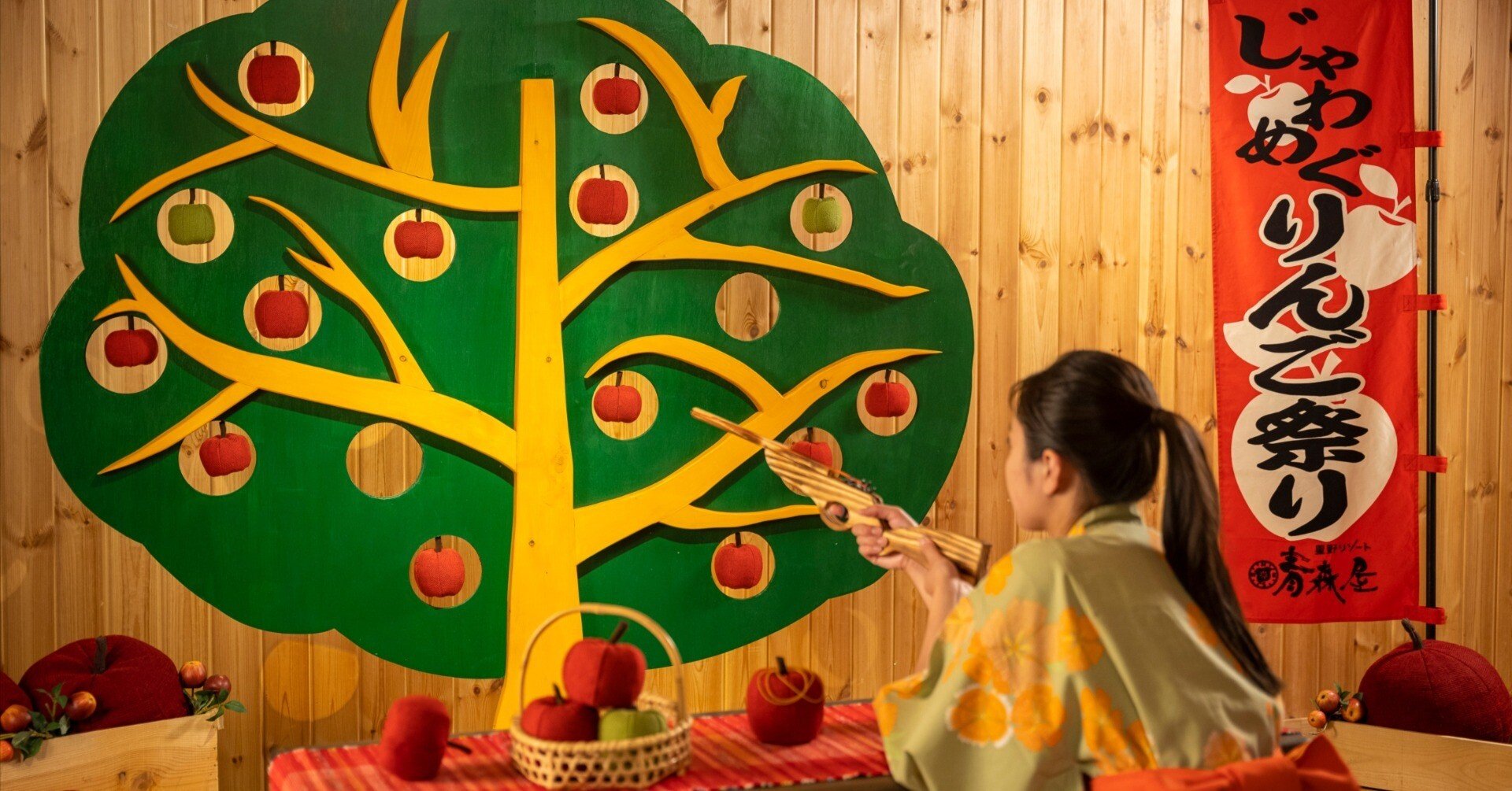 野*子様 金箔と赤い背景のパーテーション 3f2307406fb33e221eeb434896c26f