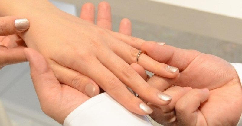 きみは何もしらない 自分に対する愛よりも 深い愛で愛した女 目だけですべてを語る女 そういうひとが病院で寝たきりになって 毎日手を握りつづける 面会時間を過ぎているのに 医者は声もかけられない そうした 白いくまもん 小西 Note