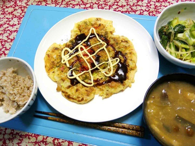 今夜は山芋豚玉チーズお好み焼き、コマツナ玉葱の温サラダ、ナメコ油揚げ白菜のお味噌汁、ご飯です。