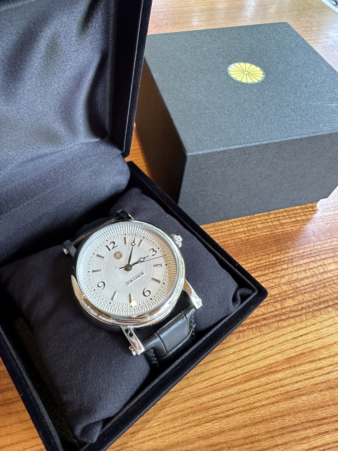 念願の自動巻き時計ゲット！ 銀座村松時計店のもので、皇居や京都御所